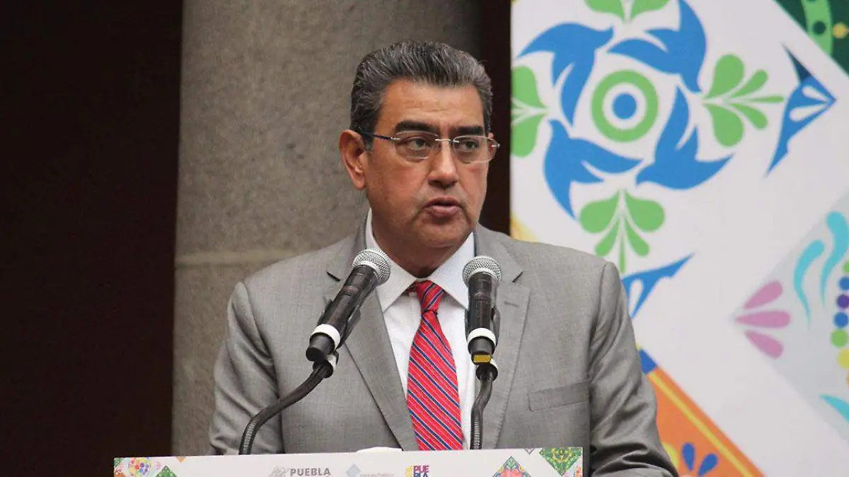 El gobernador, Sergio Salomón Céspedes Peregrina, durante la entrega del premio estatal de la juventud “Vicente Suárez”